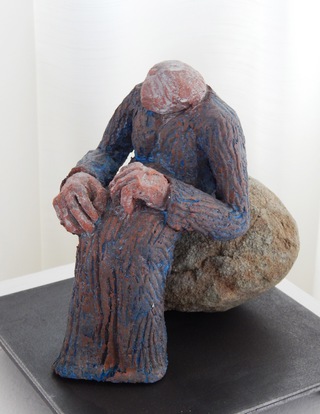 Sitzende Alte – Terracotta, Kiesel, Stahl 2005, farbig gefasst 2013